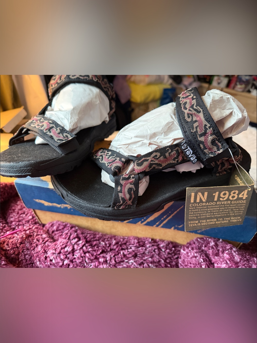 RARE-DEADSTOCK Teva Shinumo Iguana Maroon Men’s Sandals with Pink/Tan Pattern